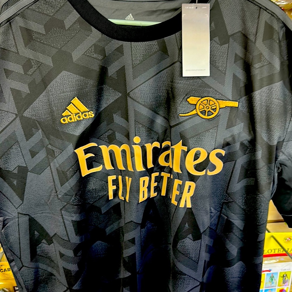 Black and gold Emirates fly better